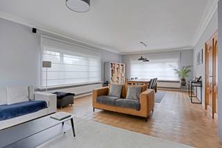 <p>Bent u op zoek naar de perfecte balans tussen rust van een groene omgeving en de bruisende nabijheid van de stad? Deze schitterende, vrijstaande villa biedt u exact dat. Gelegen in een rustige omgeving, maar toch op een boogscheut van de hoofdstad en vlakbij de belangrijke verbindingsweg Ninoofsesteenweg, geniet u hier van een uitzonderlijke en uiterst strategische toplocatie.</p>
<p>Met een indrukwekkende bewoonbare oppervlakte van maar liefst 260m² en een hoogwaardige totaalrenovatie (uitgevoerd tussen 2018 en 2020), staat deze woning garant voor luxueus en zorgeloos wooncomfort.</p>
<p>Wat deze villa werkelijk uniek maakt in de huidige vastgoedmarkt, is het uitstekende EPC-label C. Voor een vrijstaande woning van deze omvang is dit een absolute zeldzaamheid. Dankzij de doordachte renovatiewerken ligt het maandelijks energieverbruik uitzonderlijk laag. Dit biedt de toekomstige kopers niet alleen een aanzienlijke besparing, maar ook tal van financiële mogelijkheden en gemoedsrust voor de toekomst.</p>
<p>Het Gelijkvloers: Licht, Ruimte en Luxe, bij het betreden van de woning wordt u onmiddellijk verwelkomd in een prachtige en zeer ruime inkomhal. Deze hal vormt het centrale hart van de woning en biedt toegang tot een apart gastentoilet en een afzonderlijk bureau, wat deze woning perfect maakt voor wie regelmatig aan thuiswerk doet of een vrij beroep uitoefent.</p>
<p>De dubbele deuren leiden u naar de zonovergoten leefruimte, afgewerkt met een schitterende, warme parketvloer. Aansluitend vindt u de droom van elke hobbykok: een volledig uitgeruste keuken voorzien van exclusieve, hoogwaardige inbouwtoestellen en voldoende werkruimte.</p>
<p>De Eerste Verdieping: Via de indrukwekkende hal bereikt u de eerste verdieping. De nachthal geeft uit op drie bijzonder ruime slaapkamers met mooie oppervlaktes van respectievelijk 15m², 15m² en een master bedroom van maar liefst 24m². Verder bevindt zich op dit niveau een comfortabele en smaakvol ingerichte badkamer. Via een handig zolderluik in de nachthal heeft u tevens toegang tot de zolderruimte voor extra opslag.</p>
<p>Ondergronds: De Kers op de Taart, als absolute meerwaarde is deze woning volledig onderkelderd. Hier beschikt u over een enorme garage die moeiteloos plaats biedt aan meerdere wagens. Daarnaast is er een praktische, ruime wasplaats en extra kelderruimte, ideaal als voorraadkamer of stockage.</p>
<p>Deze villa combineert ruimte, luxe, een ongeziene energiezuinigheid en een toplocatie tot één perfect geheel. Een unieke buitenkans op de vastgoedmarkt in Dilbeek!</p>
<p>Ontdek deze prachtige thuis zelf en maak vandaag nog een afspraak met Nils (0497 248 251) voor een bezoek ter plaatse.<br /><br />Stedenbouwkundige inlichtingen in aanvraag.</p>