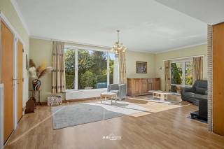 Deze charmante, op te frissen woning is gelegen in het rustige Temse en biedt een ideale mix van comfort en functionaliteit. Met een bewoonbare oppervlakte van 155 m² en een perceel van 586 m² geniet u hier van voldoende ruimte voor het hele gezin. De woning beschikt over twee ruime slaapkamers en een nette badkamer, perfect afgestemd op de dagelijkse behoeften. <br /><br />De tuin vormt een rustige oase waar u ontspannen kunt genieten van het buitenleven. Door de gunstige ligging en grootte van het perceel is er volop plaats voor groen, spel en ontspanning. Daarnaast is er een garage aanwezig, wat niet alleen extra bergruimte biedt, maar ook handig is voor het veilig stallen van uw voertuig.<br /><br />Met zijn praktische indeling en degelijke bouwjaar combineert deze woning authenticiteit met modern wooncomfort. Of u nu op zoek bent naar een ideale gezinswoning of een fijne plek om rustig te wonen, deze woonst in Temse biedt tal van mogelijkheden om er uw thuis van te maken.