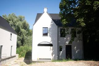 <p><span>Dit is de rechtse woning van 2 prachtige nieuwbouw woningen. Zie foto's van de linkse woning voor de huidige binnenkant waar men volop bezig is met het plakwerk.</span></p><p><span>De woning heeft een E-peil lager dan 20. Ventilatiesysteem D, is voorzien van zonnepanelen en vloerverwarming. Een warmtepomp is mogelijk.</span></p><p><span>Welkom in deze prachtige woning in het charmante Meldert, perfect voor wie op zoek is naar ruimte en comfort! Met een bewoonbare oppervlakte van 269 m² biedt dit huis voldoende ruimte voor een groot gezin. </span></p><p><span>Bij binnenkomst wordt u verwelkomd in een ruime en lichte woonruimte die naadloos overgaat in een moderne, volledig uitgeruste keuken. De open indeling zorgt voor een uitnodigende en gezellige sfeer, ideaal voor zowel intieme als uitgebreide bijeenkomsten.</span></p><p><span>De woning beschikt over vier ruime slaapkamers, perfect voor elke gezinssituatie. De hoofd slaapkamer is een oase van rust, die zorgt voor een perfecte nachtrust. Met twee moderne badkamers is er geen gebrek aan comfort en luxe. </span></p><p><span>Bovendien beschikt dit huis over één handige garage, ideaal voor uw voertuig of voor extra opslagruimte. De oprit biedt plaats voor een tweede of mogelijks derde wagen. Het prachtige groene perceel biedt ook veel mogelijkheden voor buitenactiviteiten en ontspanning.</span></p><p><span>Strategisch gelegen in een rustige en groene omgeving, maar toch dicht bij alle noodzakelijke voorzieningen. Dit huis biedt de perfecte balans tussen landelijk wonen en modern comfort. </span></p><p><span> </span></p><p><span>Aarzel niet om deze uitzonderlijke eigendom te ontdekken en u te laten verrassen door alles wat het te bieden heeft!</span></p><p><span> </span></p>