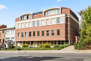 <p>Deze kantoren bevinden zich in een goed onderhouden bedrijfsgebouw en beslaan uitsluitend de begane grond. Ze bieden een totale oppervlakte van ongeveer 320 m², die perfect geschikt is voor een bedrijfsactiviteit of een hoofdkantoor.<br /><br />De locatie in Wemmel is uitstekend bereikbaar via de Brusselse Ring, de E40 en de A12, en biedt tegelijkertijd een goede zichtbaarheid en een praktische en functionele werkomgeving.<br /><br />De begane grond heeft een oppervlakte van ongeveer 320 m² en beschikt over een uitnodigende receptie, verschillende afgesloten kantoren, opslagruimtes, een keuken, een eetzaal en een prachtig privéterras van ongeveer 70 m², ideaal voor pauzes of interne evenementen.<br /><br />Het geheel beschikt over 5 parkeerplaatsen buiten, 4 parkeerplaatsen binnen, een lift, een alarmsysteem, centrale verwarming op gas en geïntegreerde airconditioning.<br /><br />De ruimtes bieden interessante inrichtingsmogelijkheden, waardoor de locatie gemakkelijk kan worden aangepast aan de behoeften van een modern bedrijf. Een zeldzame kans om zich te vestigen in een strategische sector aan de rand van Brussel.<br /><br /></p>