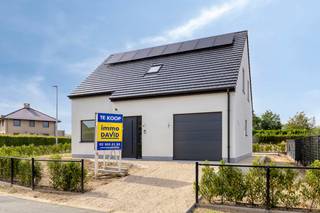 OPEN KIJKMOMENT ZATERDAG 19/09 VAN 12:00 TOT 13:00<br /><br />immo DAVID stelt voor: energiezuinige nieuwbouwwoning met 4 slaapkamers in Mazenzele (Opwijk), waar hedendaagse architectuur, ruimte en duurzaamheid perfect samenkomen. <br />Gelegen op een perceel van ca. 554 m² geniet u van een rustige, groene omgeving met een uitstekende bereikbaarheid naar Brussel, Aalst en Dendermonde.<br /><br />De woning biedt ca. 245 m² bewoonbare oppervlakte en omvat een lichtrijke leefruimte met open keuken, berging, inpandige garage en een zuidgerichte tuin met terras. Op de verdieping bevinden zich vier volwaardige slaapkamers, twee badkamers en een aparte berging. De geïsoleerde zolder van ca. 40 m² biedt extra opbergruimte.<br /><br />Dankzij de warmtepomp met vloerverwarming en koeling, zonnepanelen, ventilatiesysteem D met warmterecuperatie, regenwaterrecuperatie en hoogwaardige isolatie behaalt de woning een E-peil van maximaal 20, wat zorgt voor optimaal wooncomfort en bijzonder lage energiekosten.<br /><br />Verkoopprijs: € 569.055 exclusief registratierechten, btw, notariskosten en aansluitingskosten.<br /><br />Interesse? Contacteer Immo DAVID voor meer informatie over dit prachtige nieuwbouwproject.