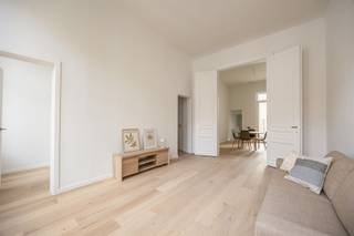 <p><span><span>Vivre avec du charme, de la classe et une touche de grandeur</span></span></p><p><span><span>Un bâtiment qui ne se contente pas d'être vu, mais qui a un air d'architecture. Ici, la façade respire l'art nouveau, on entre dans un hall authentique, on a de hauts plafonds. Une maison avec une histoire et une histoire, et ce dans un cadre moderne.</span></span></p><p><span><span>Bienvenue dans le quartier bien-aimé de Markgrave, un quartier vivant de standing où joyaux architecturaux, vie citadine et tranquillité vont de pair. Les parcs sont au coin de la rue, le restaurant le plus branché de 2025, Cobrahouse, est votre nouveau point de chute et l'une des meilleures boulangeries d'Anvers, Domestic, est accessible à pied. Tout cela, combiné à une excellente accessibilité, est un mariage parfait.</span></span></p><p><span><span>Pourquoi vous voudrez vivre ici</span></span></p><ul><li><span><span>Architecture élégante et bâtiment entièrement rénové (conçu par Jules Dries en 1910)</span></span></li><li><span><span>Beaucoup de lumière et de belles hauteurs de plafond</span></span></li><li><span><span>Terrasse et balcon donnant sur le parc</span></span></li><li><span><span>Deux chambres de taille normale avec une agréable sensation d'espace</span></span></li><li><span><span>Situation centrale</span></span></li><li><span><span>Prêt à emménager</span></span></li></ul><p><span><span>Au premier étage de l'immeuble se trouve l'appartement de deux chambres à coucher. Un bel espace de vie avec accès au balcon donnant sur la rue. La salle à manger est une extension de l'espace de vie et peut être séparée par une double porte. Une cuisine ouverte, équipée de tous les appareils électroménagers (Miele - Samsung), avec accès à la terrasse arrière donnant sur la verdure. Dans le huitième hall, il y a des toilettes pour les invités et une pièce de rangement avec un branchement pour la machine à laver et le sèche-linge.</span></span></p><p><span><span>La chambre principale dispose d'un dressing et d'une salle de bains à l'arrière. La<sup>2ème</sup> pièce se trouve à l'avant de l'appartement et est parfaite comme pièce de loisir, chambre d'amis ou bureau.</span></span></p><p><span><span>Intéressé(e) ? N'attendez pas trop longtemps et prenez rendez-vous à </span></span><span><span>www.sinjoor.be</span></span><span><span> ou au 03 283 05 00.</span></span></p>