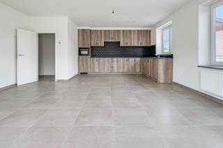 Dit ruim en recent gerenoveerde appartement heeft volgende indeling: een inkomhal met ingebouwde kast, een apart toilet, een ruime living met...