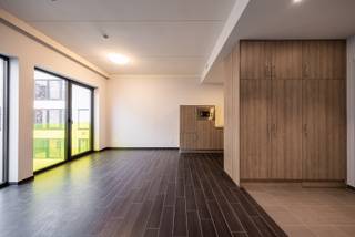 Zorgeloos wonen of beleggen in het centrum van Tienen?<br /><br />De site "De 2 Poorten" heeft een uitstekende ligging in een residentiële wijk in het stadscentrum, in de onmiddellijke nabijheid van winkels, openbaar vervoer en het Regionaal Ziekenhuis Tienen. De assistentiewoningen, gelegen in een recent woonzorgcentrum, worden uitgebaat door Vulpia in het kader van een terbeschikkingstellingsovereenkomst.<br /><br />Indeling:<br />Deze flat is gelegen op de eerste verdieping, met een mooi uitzicht over de binnentuin. De flat is onderverdeeld in een leefruimte met open keuken, een badkamer en slaapkamer. De woonst is, net zoals de gemeenschappelijke ruimtes, toegankelijk voor rolstoelgebruikers. Iedere bewoner kan gebruik maken van de gemeenschappelijke voorzieningen. In het gebouw bevindt er zich een kapsalon en het appartement met bureau van de conciërge. Er zijn tevens een gemeenschappelijke wasruimte met wasmachines en droogkasten, werkruimte, afvalberging en technische ruimte aanwezig in het gebouw. Het parkeren zal bovengronds gebeuren. Beneden kan men terecht in de gezellige polyvalente ruimte, een mooie plazza met een geïntegreerde cafetaria, het bioscoopzaaltje en de wellness ruimte.<br /><br />Relevante info voor beleggers:<br />Omwille van de toenemende vergrijzing en het beperkte aanbod is een belegging in erkende assistentiewoningen een goede keuze. U kan genieten van een aantal fiscale voordelen zoals een vrijstelling van onroerende voorheffing (indien u de assistentiewoning ter beschikking stelt van de uitbater om te verhuren).