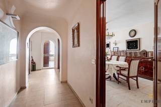 <p>Een unieke eigendom die ruimte, charme en exclusiviteit combineert.<br /><br />Deze karaktervolle duplex verwelkomt u via een gemeenschappelijke inkomhal met trap en authentieke kooilift. Het appartement biedt ruime en lichtrijke leefruimtes met twee doorlopende woonkamers, een volledig uitgeruste keuken met eet - en zithoek, zes volwaardige slaapkamers en drie badkamers.</p>
<p>Een absolute troef is de uitzonderlijke, volledig ommuurde tuin, die rust en privacy garandeert. De doordachte indeling, talrijke ingebouwde kasten en praktische wasplaats zorgen voor optimaal wooncomfort.</p>