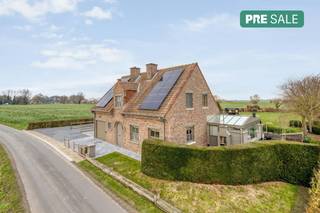 Cette maison parfaitement entretenue et aux finitions de qualité est située sur un terrain spacieux de 2 772 m², très calme dans la Blauwhuisstraat,...