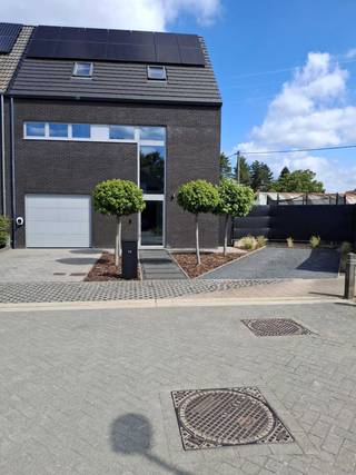 Het betreft een gezinswoning gelegen aan het einde van een doodlopende straat in een recente verkaveling in Beerse.<br />Bouwjaar 2013<br />Grondopp. 598m2<br />Bewoonbare opp. 335m2<br />EPC label A<br />indeling<br />-Gelijkvloers: inkomhal met trap naar de verdieping, toiletruimte, vestiaireruimte, douchekamer met inloopdouche en wasmeubel, open leefruimte, keuken met keukeneiland en vaste tafel, salonruimte, berging/wasplaats met aardgasbrander van de C.V. gelijkvloers vloerverwarming bovenverdieping radiatoren, inpandige garage met regenwaterpomp, omvormer zonnepanelen, zekeringkast.<br />-1e Verdiep: overloop met vaste trap naar de zolder, badkamer, 3 slaapkamers.<br />-Zolderruimte: hobby/speelkamer met mogelijkheid tot slaapkamer, slaapkamer met ruimte voor dressing.<br />-Kelderruimte 35m2<br />Op 2 slaapkamers van het eerste verdiep en de 2 zolderkamers is airco voorzien.<br />Voor meer info of foto's 0479/582423