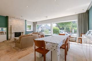 Contacteer Simon via 0498 12 37 08 of simon@vicusvastgoed.be <br /><br />De woning aan Karel de Ghelderelaan 10, 8820 Torhout is een tijdloze open bebouwing met een centrale ligging nabij het Ravenhofpark.<br /><br />De woning beschikt over 3 slaapkamers, een badkamer, een garage en een zonnige tuin.<br />Veranda voor extra leefruimte<br />Garage + oprit voor meerdere voertuigen<br />Centrale ligging nabij winkels en scholen<br />Gezellige leefruimte met houtkachel<br />Balkon bij één van de slaapkamers<br />Potentieel voor renovatie en persoonlijke afwerking<br /><br />Dankzij de AI-foto’s krijgt u alvast een indruk hoe deze ruimtes er na renovatie kunnen uitzien: modern, stijlvol en met oog voor comfort.<br /><br />Contacteer Simon via 0498 12 37 08 of simon@vicusvastgoed.be en plan snel uw bezoek!