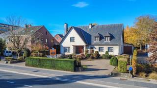 Een goed gelegen ruime villa met grote siertuin, ideaal voor vrij beroep,gelegen nabij ring en openbaarvervoer..Bestaat uit:Op het gelijkvloers:...
