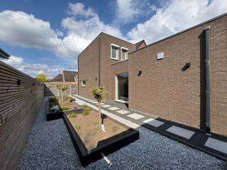 <p><span>Prachtig gerenoveerde woning met een hoogwaardige afwerking en alle comfort.</span></p><p><span>De achterkant en zijkant is volledig nieuwbouw. </span></p><p><span> </span></p><p><span>De woning wordt van binnen nog geschilderd. </span></p><p><span> </span></p><p><span>Bij het betreden van de woning komt u in de inkomhal, die toegang geeft tot de open bureauhoek. </span></p><p><span>Deze ruimte sluit naadloos aan op de ruime en lichtrijke leefruimte en de stijlvolle open keuken. </span></p><p><span>De keuken is volledig uitgerust en voorzien van een groot kookeiland, ideaal voor wie houdt van koken en gezellig samenzijn.</span></p><p><span> </span></p><p><span>Verder beschikt het gelijkvloers over een aparte speelkamer, een berging, een badkamer en een gastentoilet.</span></p><p><span> </span></p><p><span>Op de bovenverdieping bevinden zich 4 volwaardige slaapkamers en een tweede stijlvolle badkamer met alle comfort, wat deze woning perfect maakt voor gezinnen of wie extra ruimte zoekt.</span></p><p><span> </span></p><p><span>Daarnaast zijn er nog een kelder en een kleine zolder aanwezig, ideaal als extra bergruimte.</span></p><p><span> </span></p><p><span>Buiten geniet u van een ruime tuin met terras en tuinhuis, waar het heerlijk vertoeven is in alle rust.</span></p><p><span> </span></p><p><span>Kortom, een instapklare en ruime gezinswoning waar comfort, luxe en functionaliteit perfect samenkomen.</span></p>
