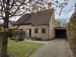 <span>Deze ruime woning is gelegen in Merksplas, in een aangename omgeving met een vlotte verbinding naar het centrum, scholen en winkels. Op het gelijkvloers vindt u een inkomhal met gastentoilet, een lichtrijke leefruimte, een open keuken en een praktische wasplaats/berging. Op de verdieping bevinden zich vier volwaardige slaapkamers en een ruime badkamer, uitgerust met zowel een ligbad als een douche. Buiten geniet u van een gezellige tuin met tuinhuis, ideaal om te ontspannen of extra bergruimte te creëren. De woning beschikt bovendien over een carport en wordt verwarmd op aardgas, wat zorgt voor een aangenaam wooncomfort. Dankzij de praktische indeling en de ruime gezinsvriendelijke opzet is dit de ideale woning voor wie op zoek is naar comfortabel wonen in Merksplas. Een BEZOEK aanvragen kan enkel online via </span><span>WWW.VASTGOEDPARTNERS.BE</span>