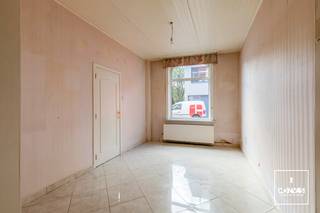 Op zoek naar een renovatieproject met ruimte en mogelijkheden in <strong>Mariakerke</strong>? Deze ruime woning in de <strong>André De Bruynestraat 35</strong> biedt dankzij de goede indeling, de tuin en de ruime zolder heel wat potentieel voor wie op zoek is naar een woning die volledig naar eigen smaak kan worden ingericht.<br /><br />Op het gelijkvloers kom je binnen via de inkomhal, die toegang geeft tot de woonkamer, eetkamer en keuken. Verder zijn er een apart toilet, kelder en veranda. De veranda staat in verbinding met de <strong>tuin </strong>en beschikt bovendien over een <strong>tweede, ruime ingang</strong>, wat een praktische troef is. Op de eerste verdieping bevinden zich <strong>drie slaapkamers</strong> en een badkamer. De tweede verdieping bestaat uit een <strong>ruime zolderkamer met vaste trap</strong>. Mits de nodige renovatiewerken biedt deze verdieping de mogelijkheid om op te splitsen in twee slaapkamers. <br /><br />De woning is volledig <strong>te renoveren</strong>, maar beschikt over een <strong>interessante basis</strong> en <strong>verschillende mogelijkheden</strong> om er een ruime en comfortabele gezinswoning van te maken. Door de centrale ligging zijn er in de omgeving onder meer winkels, scholen en openbaar vervoer.<br /><br />Wenst u graag een bezoek in te plannen? Contacteer Laura via <strong>0492 07 26 62</strong> of <strong>laura@convas.be</strong>