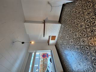 <h3>Woning te huur in Nieuwkerke</h3>
<p><strong>Over de woning:</strong></p>
<p>Instapklare woning met vernieuwde keuken en badkamer, lichtrijke veranda en zonnige tuin. Ideaal voor alleenstaanden, koppels of een klein gezin.</p>
<p><strong>Locatie en Omgeving:</strong></p>
<p>Rustige ligging in een landelijke buurt, met vlotte verbinding naar omliggende gemeenten en basisvoorzieningen.</p>
<p><strong>Indeling van de Woning:</strong></p>
<p>Inkom, leefruimte, nieuwe keuken met oven, kookplaat en dampkap. Vernieuwde badkamer met douche, lavabo, toilet en aansluiting voor wasmachine. Verder zijn er 2 slaapkamers, een ruime zolder en een veranda met zicht op de tuin.</p>
<p><strong>Troeven van deze woning:</strong></p>
<ul><li>Nieuwe keuken en badkamer</li><li>Zonnige tuin en veranda</li><li>2 slaapkamers + zolder</li><li>Rustige landelijke ligging</li></ul>
<p> </p>