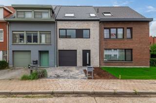 <p><span>Op een uitermate gunstige locatie gelegen, luxueus afgewerkte en energiezuinige nieuwbouwwoning met vier (4) slaapkamers, twee (2) badkamers, garage en tuin (met terras). Deze woning vormt de ideale combinatie van ruimte, hedendaags wooncomfort en hoogwaardige materialen.</span></p><p><span>We betreden de woning via de inkomhal met gastentoilet. Vervolgens komen we in de ruime en lichtrijke leefruimte met prachtige open keuken. Deze laatste vormt een echte blikvanger en werd uitgerust met een composiet werkblad en kwalitatieve Bosch-toestellen, waaronder een inductiekookplaat met geïntegreerde afzuiging, koelkast, diepvriezer en combioven. Het grote schuifraam creëert een mooie verbinding met het ruime zonneterras en de aangelegde tuin. Tenslotte vinden we op het gelijkvloers ook nog een garage (met geautomatiseerde sectionaal poort).</span></p><p><span>Op de eerste verdieping vinden we een nachthal, twee volwaardige slaapkamers, een apart toilet en een luxueuze badkamer met dubbel lavabomeubel en grote inloopdouche (met regendouche).</span></p><p><span>De tweede verdieping biedt nog twee slaapkamers, een douchekamer, een berging en een technische ruimte.</span></p><p><span>Daarnaast is er ook nog een zolder, welke U nog de nodige opbergingsmogelijkheden biedt.</span></p><p><span>Ook het uitmuntende afwerkingsniveau verdient bijzondere aandacht: keramische vloertegels (120x120) op het gelijkvloers, parket op de verdiepingen, massief eiken traptreden en Italiaanse HPL-binnendeuren (met pivotscharnieren, akoestische rubber en magnetische sloten).</span></p><p><span>Ook energetisch is deze woning helemaal klaar voor de toekomst. Ze beschikt over een warmtepomp (Vaillant) met vloerverwarming én -koeling, ventilatiesysteem D, 8 zonnepanelen met SMA-omvormer, aluminium ramen met driedubbele beglazing, uitmuntend geïsoleerde buitenmuren en daken.</span></p><p><span>Kortom: een uitzonderlijk complete nieuwbouwwoning waar ruimte, luxe, energiezuinigheid en hedendaags wooncomfort perfect samenkomen.</span></p><p><span>Let op! Deze verkoop geschiedt onder het BTW-stelsel. Concreet: grondaandeel 150.000,00, te vermeerderen met registratierechten (12%) en constructiewaarde 379.750,00, te meerderen met BTW (21%).</span></p>