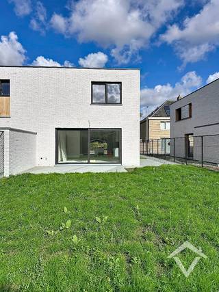 Deze nieuwbouwwoning is gelegen in het centrum van Koekelare en bestaat uit: oprit met carport - inkomhal - toilet - living - keuken - wasplaats - berging - nachthal - 3 slaapkamers - badkamer - toilet - terras - tuin. <br /><br />Troeven van deze woning: <br />- 10 zonnepanelen aanwezig <br />- energiezuinig <br /><br />EPC: woning in aanbouw. Vrij 1/10/2026. Huurprijs 1175 €/mnd.