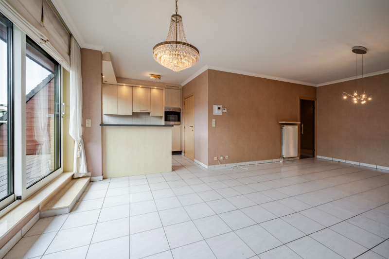 Roeselare-centrum. Lichtrijk 2-slaapkamerappartement in hartje Roeselare met vooraan en achteraan prachtige terrassen. Overal dichtbij en op 4 hoog gelegen ! - foto 4