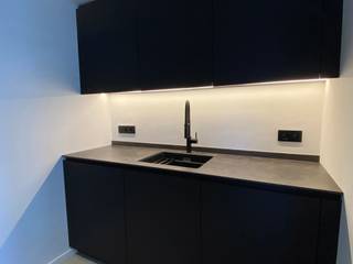 Renovated flat on the 9th floor of the Riverside Tower residence with lovely views and fantastic natural light. The kitchen is separate from...