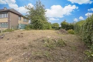 <p>Bouwgrond voor het oprichten van vrijstaande gezinswoning.<br />Perceel van 4a 87ca langs de N8 in Schepdaal.</p><p> </p><p>Deze locatie is uiterst geschikt als uitvalsbasis langs een invalsweg richting het Brusselse of het groene Pajottenland en Ninove.</p><p> </p><p>Het is mogelijk een villa op te richten met vloerplaat van circa 65m².<br /><br />De woning kan voorzien worden een ingegraven gelijkvloers niveau met garage/kelders/burelen, een eerste en tweede leefniveau en bewoonbare zolderverdieping.</p><p> </p><p>Relevante bouwplannen kunnen mits afspraak ingekeken worden op het kantoor van Living Stone.</p>