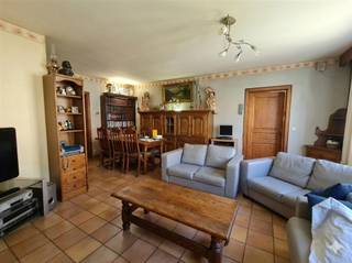 Appartement met 2 slaapkamers  en garage.Indeling: op het 1ste verdiep (lift aanwezig): inkomhal, woonkamer, ingerichte keuken, badkamer met bad,...