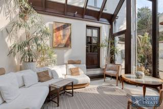 <p><span>Square Estate biedt u dit karakteristieke pand aan, ideaal gelegen in het hart van Anderlecht, vlak bij alle voorzieningen.</span></p><p><span>Deze charmante woning onderscheidt zich door haar geklasseerde gevels en daken, die haar een uniek cachet geven op de markt.</span></p><p><span>Het pand bestaat uit een hoofdwoning en een bijgebouw, die harmonieus met elkaar verbonden zijn door een prachtige, lichte veranda met opvallend hoge plafonds.</span></p><p><span>Het hoofdgebouw omvat een gezellige woonkamer met een eethoek en een ontspanningsruimte/tv-hoek, een wasruimte en een apart toilet. Op de bovenverdieping biedt een grote slaapkamer met mezzanine mooie inrichtingsmogelijkheden, waardoor twee aparte slaapkamers kunnen worden gecreëerd, evenals een doucheruimte.</span></p><p><span>Het bijgebouw beschikt over een tweede eetkamer, een volledig uitgeruste keuken en een toilet. Op de bovenverdieping vindt u een ruime slaapkamer met eigen badkamer.</span></p><p><span>In de kelder maakt een prachtige gewelfde kelder het geheel compleet.</span></p><p><span>Buiten beschikt het pand over een uitgestrekte tuin, verdeeld over twee kadastrale percelen, die de hele hoek van de straat beslaat en een zeldzame en bevoorrechte leefomgeving biedt in een stedelijke omgeving.</span></p><p><span>Een uitzonderlijk pand, ideaal voor liefhebbers van charme en authenticiteit die op zoek zijn naar een buitengewone leefomgeving.</span></p><p><span>Voor meer informatie of om een bezichtiging te regelen, kunt u contact met ons opnemen via 02/460.42.01 of <span>ca@square-estate.be</span></span><span> </span></p>