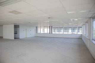 Bureaux phénoménalement situés avec des surfaces de 1.827 m² à vendre à 1 km ( !!!) à peine de l'autoroute R0 et de la sortie à Zaventem, ainsi...