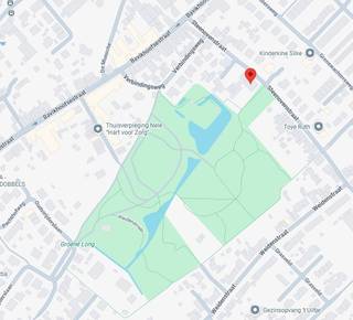 Dit ruim appartement is gelegen op de 1ste verdieping en heeft een bewoonbare oppervlakte 92 m².<br />Het appartement heeft volgende indeling: inkomhal met apart toilet. De aangename leefruimte beschikt over grote raampartijen waardoor er veel natuurlijk licht binnenkomt. De keuken is volledig uitgerust met nieuwe toestellen: oven, dampkap, fornuis, vaatwasser en koelkast. Aanpalend is er nog een extra opbergruimte die onder andere kan worden gebruikt als wasplaats.<br /><br />Verder zijn er 2 ruime slaapkamers en badkamer met dubbele lavabo, ligbad en douche.<br /><br />Het appartement is bereikbaar via de lift of trap.<br /><br />+ 60 euro syndicvoorschot<br />+ 60 euro voorschot op waterfactuur. (1 hoofdtellers met tussentellers voor stadswater)<br /><br />PLUSPUNTEN<br />+ Gunstig EPC (A)<br />+ Autostaanplaats<br />+ Voldoende bergruimte