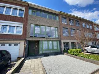 Dit gebouw wordt verkocht als handelswoning en biedt een uitstekende opportuniteit voor ondernemers én investeerders.Het gelijkvloers staat momenteel...