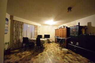 Wallemeers 32 bus 3<br />8800 Roeselare<br /><br />Dit appartement nabij het centrum van Roeselare biedt een uitstekende kans voor wie op zoek is naar een betaalbare woning of een investering. Met een praktische indeling en een klein terras voor extra buitenruimte, is dit appartement geschikt voor zowel eigen bewoning als verhuur.<br />Bestaande uit inkomhal met gastentoilet, woonkamer met aansluitend een terras, ingerichte keuken met nodige voorzieningen, praktische berging, badkamer en twee slaapkamers.<br /><br />Extra troef:<br />✔ Garagebox beschikbaar: Kan worden bijgekocht voor € 20.000.<br />Dit appartement biedt een veelzijdige kans: wonen in een aangename omgeving of investeren in een pand met potentieel. De optie om een garagebox aan te kopen zorgt voor extra gemak en meerwaarde.<br /><br />Appartement is momenteel verhuurd.