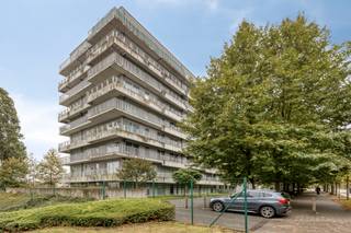 <p>Dit appartement beschikt over een lichtrijke woonkamer met open, volledig geïnstalleerde keuken. De leefruimte biedt voldoende plaats voor een gezellige zithoek en een eetplaats. Dankzij de open indeling sluiten de woonkamer en keuken mooi op elkaar aan.</p><p>Het appartement telt twee slaapkamers en twee badkamers. De eerste badkamer is uitgerust met een ligbad en twee lavabo’s. De tweede badkamer beschikt over een douche.</p><p>Ook aan opbergruimte is gedacht. Naast een afzonderlijke berging beschikt het appartement over een privatieve kelder, ideaal voor het opbergen van extra spullen.</p><p>Verder beschikt het appartement over twee terrassen, waar je in alle rust kunt genieten van de buitenlucht en even kunt ontspannen.</p><p>Een parkeerplaats wordt optioneel te koop aangeboden voor € 21.000.</p><p>Op energetisch vlak beschikt het appartement over een EPC-label B.</p><p>Interesse in dit appartement? Neem gerust contact op voor meer informatie of om een bezoek in te plannen.</p>