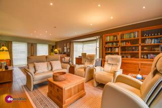 <p><span>Fantastisch onderhouden woning op een rustige locatie in Hever</span></p><p><span> </span></p><p><span>Deze vrijstaande woning, gebouwd in 2004, is instapklaar en biedt vele troeven. Dankzij zijn gustige ligging heb je meteen al de eerste troef in handen.</span></p><p><span> </span></p><p><span>Via de inkomhal met apart toilet bereik je de woon- en eetkamer. Dankzij de grote raampartijen en de erker geniet je overal in de woning van veel natuurlijk licht en een aangenaam zicht op tuin. Ook vanuit de volledig ingerichte keuken kan je van voldoende licht genieten. Op de benedenverdieping beschik je over een ruime slaapkamer met aansluitende dressing, alsook de badkamer met toilet, dubbele wastafel &amp; inloopdouche. De praktische berging met voorzieningen voor wasmachine en droogkast, de grote inpandige garage met automatische poort &amp; zonnepanelen (met groenestroomcertificaten, nog +/-5 jaar - opbrengst +/-1000 euro/jaar) zijn nog enkele extra troeven. </span></p><p><span> </span></p><p><span>Op de eerste verdieping heb je 3 ruime slaapkamers , met aanvullend nog twee extra ruimtes (momenteel gebruikt als atelier en wijnzolder).</span></p><p><span> </span></p><p><span>De tuin met ruim terras kan je rondom terugvinden en is dé ideale plek om te genieten. Je beschikt ook nog over een ruim tuinhuis voor het opbergen van extra spullen. </span></p><p><span> </span></p><p><span>Kortom, zeer veel troeven voor een groter gezin, maar zeker ook voor de "oude" dag. </span></p><p><span> </span></p><p><span>Contacteer ons vandaag nog om deze woning zelf te ontdekken!</span></p><p><span> </span></p><p><span>015 20 36 00 - info@domoxim.be</span></p><p><span> </span></p><p><span>domoXim. Waar dromen thuis komen!</span></p><p><span> </span></p><p><span>Ook de waarde van je </span><span>eigen </span><span>woning kennen? Wij geven je graag advies.</span></p>