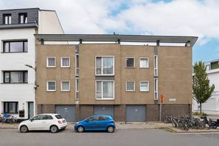 <p><span>Volledig verhuurd hoekgebouw met 6 appartementen en 8 garages in het karaktervolle Oud-Berchem</span></p><p><span>Bent u op zoek naar een gedegen opbrengsteigendom op een gegeerde locatie? Dit karaktervolle hoekgebouw uit 1962, getekend door architect Paul Beniest, ligt op de kruising van de Baron De Catersstraat en de Pioenstraat, in het levendige Oud-Berchem. Het pand telt 6 volledig verhuurde appartementen en 8 autobergplaatsen, en biedt daarnaast stedenbouwkundig groeipotentieel voor wie verder wil bouwen aan de waarde.</span></p><p><span> </span></p><p><span>Ligging</span></p><p><span>Oud-Berchem is een van de karaktervolle, levendige woonbuurten binnen de Antwerpse Ring, op wandelafstand van het station van Berchem en vlakbij de troeven van Zurenborg met de iconische Cogels-Osylei. In de straat zelf en de directe omgeving vindt u bakkers, slagers en buurtwinkels, terwijl de Ring en de invalswegen richting Brussel, Mechelen en Gent binnen enkele minuten bereikbaar zijn. Een ligging die zowel bij huurders als toekomstige kopers steevast in de smaak valt.</span></p><p><span> </span></p><p><span>Het gebouw</span></p><p><span>Het pand werd opgetrokken in 1962 en telt 6 appartementen, verdeeld over de eerste en tweede verdieping (telkens 3 per verdieping, gaande van 55 tot 76 m²), aangevuld met 8 autobergplaatsen op het gelijkvloers. Het gebouw wordt vandaag nagenoeg volledig verhuurd aangeboden en is hierdoor onmiddellijk rendabel voor de nieuwe eigenaar.</span></p><p><span> </span></p><p><span>Groeipotentieel</span></p><p><span>De stad Antwerpen bevestigde reeds informeel dat een bijkomende bouwlaag onderzocht kan worden om de leefkwaliteit van de bestaande appartementen te verbeteren (extra buitenruimte, conform de Bouwcode), een reële troef voor wie verder wil investeren in het pand.</span></p><p><span> </span></p><p><span>De troeven op een rij:</span></p><p><span>- Volledig verhuurd: onmiddellijk rendabel vanaf de eerste dag</span></p><p><span>- Karaktervol hoekgebouw: 6 appartementen (55 tot 76 m²) + 8 autobergplaatsen</span></p><p><span>- Toplocatie: levendige buurt Oud-Berchem, op wandelafstand van station Berchem en vlakbij Zurenborg</span></p><p><span>- Ontwikkelingspotentieel: stedenbouwkundig positief (informeel) afgetoetst voor een bijkomende bouwlaag</span></p><p><span>- Geen bouwovertredingen of erfgoedwaarde, elektriciteit conform (AREI)</span></p><p><span> </span></p><p><span>Kortom: een zeldzame kans op een volledig verhuurd opbrengstpand met concreet groeipotentieel, op een van de karaktervolle hoekjes van Oud-Berchem. Contacteer ons snel voor meer informatie of een bezoek ter plaatse.</span></p>
