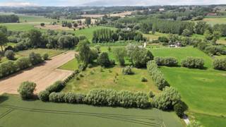 Voor meer info of een bezoek, bel 053 59 49 34 - Op een landelijke locatie in Aspelare bevindt zich dit mooie stuk weideland, gelegen op een...