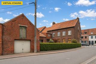 In het hart van Kortemark bevindt zich deze ruime woning met een veelzijdig potentieel. Dankzij de centrale ligging liggen winkels, scholen, horeca en openbaar vervoer op wandelafstand.

Bij het binnenkomen vinden we een voorkamer, ideaal als bureauruimte, extra zitplaats of praktijkruimte. Verder bevindt zich de gezellige leefruimte en een keuken.

Op de verdieping zijn er vier slaapkamers en een badkamer. Via de vaste trap bereiken we de ruime zolder, die naar wens verder kan afgewerkt of ingericht worden. De woning beschikt daarnaast over een kelder, een bijgebouw en een garagebox.

Of u nu kiest voor een update van de bestaande ruimtes of een volledig nieuw project wenst te realiseren: dit perceel biedt een uitstekende basis en tal van kansen.

Interesse? Informeer bij Bo voor de voorschriften en een bezoek ter plaatse via Hyboma.