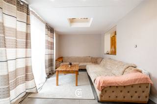 <p>Op zoek naar een instapklare woning op een rustige ligging, vlak bij het centrum? Dan is deze woning in de Nijverheidslaan 20 te Ninove zeker een bezoek waard!</p><p>De woning beschikt over een ruime en gezellige leefruimte, drie slaapkamers waarvan één op de zolderverdieping met een extra douchekamer, en een praktische kelder.</p><p>Buiten geniet u van een aangename tuin met een ruim, zuidgericht terras, ideaal om volop te genieten van de zon. Dankzij de ligging in een rustige woonwijk, vlak bij het centrum van Ninove, bevinden winkels, scholen, openbaar vervoer en andere voorzieningen zich binnen handbereik.</p><p>Een ideale gezinswoning die comfort, ruimte en een gunstige ligging combineert!</p><p>Voor meer informatie of een bezoek, contacteer ons kantoor!</p>