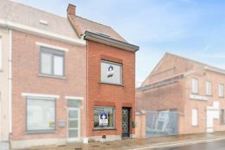 Instapklare woning nabij alle invalswegenDeze verzorgde en instapklare woning bevindt zich op een uiterst vlotte ligging, dichtbij alle belangrijke...