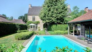 Rustig gelegen villa op een perceel van 16a69ca met ruim bijgebouw en openluchtzwembad.Mooie aangelegde tuin met privacy. Oost georiënteerd.De villa...