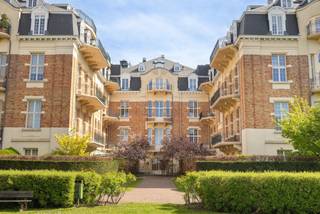 <p>Ideaal gelegen tegenover het prestigieuze Ter Kamerenbos, op de bovenste verdieping van de luxueuze Residentie Hyde Park (2005), zal deze prachtige penthouse aan de achterzijde van ±137 m² bewoonbare oppervlakte u verleiden met zijn elegantie en uitzonderlijke wooncomfort.</p>
<p>Badend in natuurlijk licht en perfect ingedeeld, biedt het een ruime open leefruimte met salon, eetkamer, bureau en keuken, alles in een gezellige en hedendaagse sfeer. Het nachtgedeelte bestaat uit drie mooie slaapkamers en een badkamer. Buiten geniet u van een aangenaam bloemrijk terras van ±12 m², een echte oase van rust volledig uit het zicht. Dit uitzonderlijke pand beschikt bovendien over een afgesloten garagebox en een kelder.</p>
<p>Residentie Hyde Park, een hoogwaardig wooncomplex, biedt zeldzame voorzieningen zoals een privépark, conciërgedienst en carwashservice voor optimaal wooncomfort. Veiligheid en comfort zijn eveneens gegarandeerd dankzij een gepantserde deur, airconditioning, beveiligde toegangen en een conforme elektrische installatie. EPC E-</p>
<p>Een absolute topper die standing, rust en een uitzonderlijke ligging perfect combineert.</p>
<p><span>Op de 4de verdieping achteraan</span>, poort 1, lot A4.2</p>
<ul>
<li>Inkomhal met vestiaire</li>
<li>Woonkamer op parket van ±37 m² met toegang tot het terras van ±12 m² georiënteerd op het zuiden</li>
<li>Volledig ingerichte keuken van ±9 m²</li>
<li>Bureauruimte van ±14 m²</li>
<li>WC</li>
<li>2 slaapkamers van ±11 en 15 m²</li>
<li>Badkamer van ±10 m² (bad, douche, lavabo en WC)</li>
</ul>
<p><span>Op de 5de verdieping</span> : Mezzanine met slaapkamer van ±23 m²</p>
<p><span>In de kelder</span></p>
<ul>
<li>Afgesloten garagebox nr. 15</li>
<li>Kelder nr. 29</li>
</ul>
