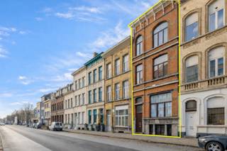 Dit pand is momenteel ingericht als drie woonentiteiten en genereert stabiele huurinkomsten. Volgens de stedenbouwkundige vergunning betreft het een eengezinswoning, thans ingedeeld als drie wooneenheden (niet vergund). Het gebouw wordt sinds 1947 onafgebroken bewoond door drie verschillende gezinnen.<br /><br />De woning behoudt diverse karaktervolle elementen zoals hoge plafonds, moulures en een inkomhal met marmeren trap en mozaïekvloer. Grote ramen zorgen voor een aangename lichtinval in alle woonlagen.<br /><br /><strong>Indeling:</strong><br />Op het gelijkvloers bevindt zich een knusse duplexwoning met leefruimte en open keuken. In het souterrain zijn een ruime slaapkamer en een badkamer met ligbad en toilet ondergebracht. Op de eerste verdieping is er een studio met open leef- en slaapruimte en een open keuken. De tweede verdieping en zolder vormen samen een duplexappartement met leefruimte, keuken en apart toilet op de verdieping, en twee slaapkamers en een badkamer op zolder. Daarnaast beschikt het pand over een kleine koer met plaats voor fietsen en een praktische kelder.<br /><br /><strong>Renovaties en vernieuwingen:</strong><br />Het dak werd vernieuwd en geïsoleerd in 2019 en voorzien van nieuwe Velux-ramen. In 2025 werden de dakranden en goten hersteld, de puntgevel bepleisterd en de corniche geschilderd. Datzelfde jaar werden in elk appartement nieuwe zekeringkasten geplaatst en werd de elektriciteit conform gekeurd. De verwarmingsinstallaties en airco zijn recent.<br /><br /><strong>Bijzonderheden:<br /></strong>Totale huurinkomsten: € 2.072/maand.<br />EPC-label C (geen renovatieverplichting).<br />Aparte gas- en elektriciteitsmeters, water met tussenmeters.<br />Centrale verwarming op aardgas op het gelijkvloers en de tweede verdieping.<br />Eerste verdieping verwarmd met warmtepomp (lucht-lucht).<br /><br /><strong>Ligging:</strong><br />Vlot bereikbare ligging nabij Kielpark, winkels, scholen en openbaar vervoer.