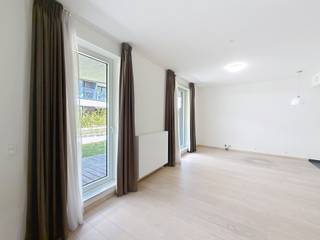 <p><strong>ETTERBEEK – Tussen Montgomery, Merode en het Jubelpark, ideaal gelegen, in een recent complex "Aquila Garden", ONGEMEUBILEERD appartement van ±45m² aan de binnenzijde van het project, gelegen op het gelijkvloers bestaande uit een inkomhal met apart toilet, woonkamer van ±30m² met volledig uitgeruste open keuken (oven, kookplaat, dampkap, koelkast/vriezer, vaatwasser) en met toegang tot het terras van ±10m², en-suite douchekamer (douche, wastafel), kelder. Vaste kosten van € 105/maand (gemeenschappelijke delen). EPC C-! Onmiddellijk beschikbaar! Afmetingen worden ter indicatie gegeven.</strong></p>
<p><span>Op het gelijkvloers:</span></p>
<ul>
<li>Inkomhal met apart toilet</li>
<li>Woonkamer van ±30m² (7,2 x 4,4) met toegang tot het terras van ±10m²</li>
<li>Volledig uitgeruste open keuken (oven, kookplaat, dampkap, koelkast/vriezer, vaatwasser)</li>
<li>Douchekamer (douche, wastafel)</li>
</ul>
<p>Kelder nr. C23</p>
<p>Vaste kosten van € 105/maand (gemeenschappelijke delen)</p>