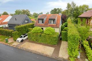 Deze prachtige woning is ideaal gelegen aan de Poeldreef, in de gegeerde wijk Hoogboom te Kapellen. Deze groene woonomgeving, op de grens van Kapellen en Brasschaat, biedt een unieke combinatie van rust en een uitstekende bereikbaarheid dankzij de nabijheid van belangrijke invalswegen, openbaar vervoer, scholen, winkels, enz.<br /><br />De woning is door de jaren heen uitstekend onderhouden en gerenoveerd, met behoud van haar authentieke elementen.<br /><br />Via de inkomhal betreedt u de woning. De gezellige en lichtrijke eetkamer en keuken staan dankzij de grote raampartijen rechtstreeks in verbinding met de tuin en het terras. Aansluitend bevindt zich de open leefruimte. Verder beschikt de woning over een vernieuwde aanbouw met bergplaats, badkamer en slaapkamer. Hier kan eveneens een bureauruimte voorzien worden. De aanbouw biedt bovendien een mooie connectie met de groene tuin. Tot slot is er een apart gastentoilet aanwezig.<br /><br />De eerste verdieping omvat drie slaapkamers en een badkamer met ligbad en douche.<br /><br />Last but not least is er de bijzonder aangename en groene tuin, de ideale plek om te genieten van gezellige zomeravonden en aperomomenten. Vooraan op het perceel is bovendien ruime parkeergelegenheid voorzien.<br /><br />Diverse:<br />- Mogelijkheid om volledig gelijkvloers te wonen<br />- EPC-label D: … kWh/m²<br />- elektrische installatie conform<br />- ruime parkeergelegenheid op eigen terrein<br /><br />Dit pand te koop is een zeldzame kans voor wie droomt van ruimte, groen en comfortabel gelijkvloers wonen op een absolute toplocatie.<br /><br />Interesse in een bezoek? Contacteer ons via 03 666 66 66 of kapellen@dewaele.com.<br /><br />Bestuursmaatregelen in het maatregelenregister: nee
