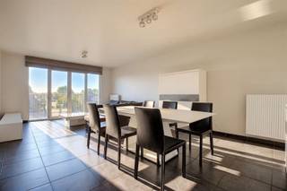 <p><span>Puik, deels bemeubeld (zie foto's) nieuwbouwappartement in het centrum van Avelgem, dichtbij winkels, bibliotheek, scholen, sport en ontspanning. Omvat: inkom, wasplaats, toilet, badkamer met ligbad en wastafel, 2 volwaardige slaapkamers waarvan 1 met terrasje, een fraaie, lichtrijke leefruimte met ingerichte keuken (inclusief toestellen). <br />Huurprijs: 550 euro/maand<br />Syndic: 50 euro/maand</span></p>