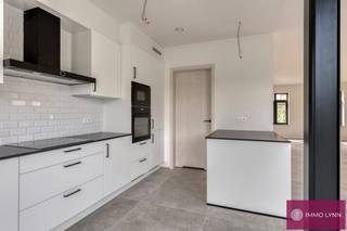 Deze pas gebouwde halfopen bebouwing is volledig instapklaar en afgewerkt met oog voor detail. De woning beschikt over een lichtrijke leefruimte...