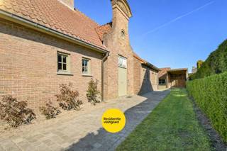 Welkom in de woning te Burg. Désiré de Meyerelaan 10 te Maldegem, een karaktervolle woning gelegen in een doodlopende woonwijk. Dankzij de...