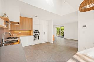 Deze rustig gelegen, energiezuinige en instapklare woning op een perceel van 7are 85ca heeft een bewoonbare oppervlakte van 223m²(vlgs opgave EPC).<br /><br />De woning werd in 2019 opgetrokken in kwaliteitsvolle houtskeletbouw met bijzondere aandacht voor stabiliteit, isolatie, luchtdichtheid en wooncomfort. <br /><br />Gelijkvloers<br /><br />Inkomhal met gastentoilet, ruime en lichtrijke woon-en eetkamer met toegang tot het overdekt terras via schuifdeuren, open keuken met zicht en toegang tot het terras, achterinkom en berging met aansluiting was- en droogkast. Twee ruime, multifunctionele kamers die ook als slaapkamer, bureau of thuiswerkruimte kunnen worden gebruikt. Badkamer met dubbele wastafel, inloopdouche en toilet. <br /><br />Verdieping<br /><br />Nachthal met toegang tot twee ruime slaapkamers en een badkamer met wastafel, toilet, ligbad en douche. De ruime hoofdslaapkamer biedt bovendien mogelijkheden voor een verdere indeling of inrichting.<br /><br />Tuin en buitenruimtes<br /><br />Volledig omheinde tuin met toegang via een automatische poort, hoge carport en overdekt terras.<br /><br />Extra troeven<br /><br />Instapklaar<br />Zonnepanelen<br />Energiezuinig EPC A<br />Elektriciteit conform<br />Op- en afrit E 313 op 2,5 km