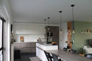 Schitterende, instapklare gezinswoning (2015) met EPC A en panoramisch zicht in het landelijke Goetsenhoven.<br />Bent u op zoek naar de perfecte balans tussen rust, ruimte en een toekomstgerichte energiezuinigheid? Zoek niet verder. Deze hoogwaardig afgewerkte halfopen bebouwing uit 2015 biedt maar liefst 190 m² bewoonbare oppervlakte op een royaal perceel van 5,1 are. Met 4 slaapkamers, een aparte bureauruimte en een energielabel A is dit de ultieme gezinswoning, strategisch gelegen in het gezochte Goetsenhoven (Tienen) — op een zucht van de E40 richting Leuven en Brussel.<br />De indeling - Gelijkvloers: Licht en weids uitzicht<br />Bij het binnenkomen via de inkomhal met praktische ingebouwde vestiairekast en gastentoilet, wordt u meteen naar de open leefruimte getrokken. De eyecatcher hier is de keuken, afgewerkt met hoogwaardige materialen, die naadloos overgaat in het salon. Grote raampartijen zorgen voor een zee van licht en bieden een adembenemend, panoramisch zicht op de achterliggende velden. Aansluitend bevindt zich een praktische berging.<br />De nachthal geeft toegang tot een apart toilet en een badkamer uitgerust met een ligbad, een comfortabele inloopdouche en een dubbele wastafel. Daarnaast beschikt deze verdieping over 2 volwaardige slaapkamers, waarvan 1 met ingerichte dressing en een aparte bureauruimte.<br />Tweede verdieping &amp; Zolder: Extra kamers en berging<br />Hier bevinden zich nogmaals 2 ruime slaapkamers, verbonden door een nachthal. Tot slot is er een handige zolderruimte aanwezig voor extra stockage.<br />Buitenruimte: Volledig aangelegd en instapklaar, parkeerplaats voor 3 wagens. Reserveer je plaatsje op de kijkdag komend weekend.