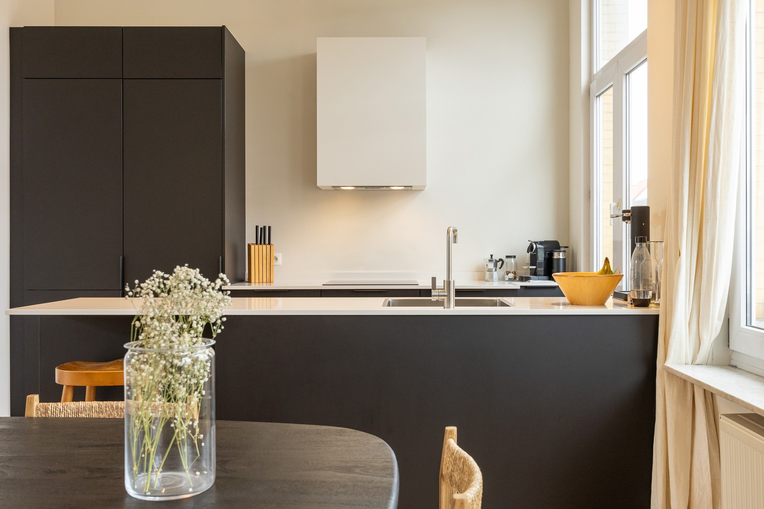 Ruime en karaktervolle herenwoning met zonnige tuin, dakterras en laadpunt in het hart van Merksem - foto 2