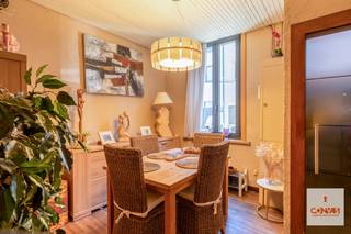 Bij het betreden van de woning komt u binnen in de inkomhal die toegang geeft tot de <strong>gezellige leefruimte. </strong>Verder vindt u de keuken, badkamer en een zonnige stadskoer. Op de eerste verdieping bevinden zich twee volwaardige slaapkamers. De tweede verdieping biedt nog eens twee extra slaapkamers, ideaal voor een groter gezin, een thuiswerkplek of hobbyruimte. Daarnaast is er ook nog een <strong>praktische zolder</strong> op een derde verdieping.<br /><br />De woning is gunstig gelegen in een <strong>rustige straat</strong>, op korte afstand van het bruisende stadscentrum van Gent. Winkels, scholen, openbaar vervoer en andere <strong>voorzieningen zijn vlot bereikbaar</strong>, wat deze locatie bijzonder aantrekkelijk maakt voor zowel eigen bewoning als investering.<br /><br />Wenst u graag een bezoek in te plannen? Contacteer Laura via <strong>0492 07 26 62</strong> of <strong>laura@convas.be</strong>