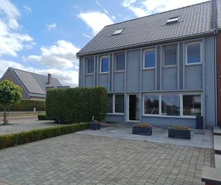 Ruim gerenoveerd gelijkvloers appartement, 90m², met 2 slaapkamers, een ruime en volledig uitgeruste keuken, met terras en twee autostaanplaatsen. Een extra kelderruimte van 25m² is inclusief.<br />De leefruimte, met privé buitendeur, bestaat uit één grote ruimte van maar liefst 9 meter op 4 meter. Met grote raampartijen over de gehele lengte, voelt de ruimte licht en fris aan.<br />Keuken (16m²): Modern, voorzien van keramisch vuur, inbouw koelkast, Vaatwasser (Nieuw), combi microgolf+oven, dampkap en Franke spoelbak met nieuw kraanwerk.<br />Zithoek (20m²): vormt samen met de keuken één grote ruimte met vele mogelijkheden. Tv en internetaansluiting voorzien.<br />Slaapkamer 1 (17m²): Ruime kamer met lichtkoepel. Tv en internetaansluiting voorzien<br />Slaapkamer 2 (15m²): Deze slaapkamer heeft als nadeel dat je door deze ruimte moet om de andere slaapkamer te bereiken. Doch door zijn grootte biedt deze ook vele andere mogelijkheden (dressing, bureau, hobbykamer), en eventueel kan je met een extra muurtje hier toch een alleenstaande kamer van maken.<br />Berging: een vrij ruime berging, met inbouwmaatkast, waar ook plaats voorzien is voor wasmachine, droogkast en diepvriezer. <br />Badkamer: een moderne compacte badkamer met inloopdouche, wastafel met kolomkast, (hang)toilet. <br />Gemeenschappelijke inkomhal: Om de hoek beschikt het pand ook over een gemeenschappelijke inkomhal, die gedeeld wordt met één ander appartement. Hier is ook een ingang naar het gelijkvloers appartement, alsook de toegang tot de keldertrap. <br />Kelder - 25m². Ook deze is gerenoveerd met tegelvloer, plafondbedekking, geverfd en zorgt voor een zee van ruimte voor opslag van allerhande spullen. <br />Bij het pand hoort de gehele buitenhoek, inclusief terras en twee geklinkerde autostaanplaatsen. De rest is afgewerkt met onkruiddoek en gele steentjes en bied plaats voor eventueel nog 2 wagens, handig als je bezoek hebt. De locatie is top. Nabij het centrum met winkels, bushalte, scholen. Op 5min van de E313, 12min van de E314 (Klaverblad)