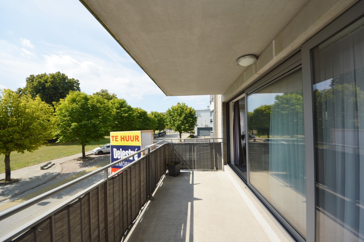 Lichtrijk en modern appartement met riant zonneterras, 2 ondergrondse staanplaatsen én kelder in hartje Ninove! - foto 5