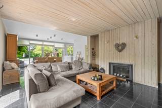 <p>Ontdek deze uitzonderlijke, instapklare villa op een absolute toplocatie aan de <strong>rand van Wetteren</strong>, pal op de grens met het charmante Laarne. Deze woning biedt de perfecte balans tussen een oase van rust en een uitstekende <strong>bereikbaarheid</strong>. Dankzij de nabijheid van belangrijke invalswegen bent u vlot verbonden met de omliggende steden, terwijl alle nodige voorzieningen zoals winkels, scholen en openbaar vervoer zich in de directe omgeving bevinden.</p><p></p><p>Bij het binnenkomen via de elegante inkomhal ervaart u meteen het grote ruimtegevoel dat deze villa kenmerkt. Aan de voorzijde bevindt zich een <strong>aparte, lichtrijke bureauruimte</strong>. Dankzij de strategische ligging bij de inkom is deze kamer niet alleen ideaal voor telewerk, maar leent ze zich ook perfect voor de uitoefening van een vrij beroep of zelfstandige activiteit. De royale woonkamer vormt het sfeervolle hart van het huis. <strong>Grote raampartijen</strong> zorgen hier voor een overvloed aan natuurlijk licht en een prachtig uitzicht op de achterliggende tuin. Aansluitend vindt u de volledig <strong>geïnstalleerde keuken</strong>, die van alle moderne comfort is voorzien, en een uiterst praktische wasruimte/berging met extra opbergmogelijkheden.</p><p></p><p>De eerste verdieping beschikt over een nachthal die toegang biedt tot maar liefst op <strong>vijf volwaardige, comfortabele slaapkamers</strong>. Eén van deze kamers is momenteel smaakvol ingericht als een royale dressing. Daarnaast bevindt zich op deze verdieping de verzorgde <strong>badkamer</strong>. De tweede verdieping is bereikbaar via een praktische zoldertrap. Hier treft u een zeer ruime zolder aan die een schat aan extra opbergruimte biedt of, mits de nodige aanpassingen, nog tal van andere mogelijkheden kan bieden.</p><p></p><p>De absolute kers op de taart is de prachtig aangelegde buitenomgeving. In de <strong>fraai onderhouden, privacybiedende tuin</strong> is het puur genieten. Het verfrissende zwembad is ongetwijfeld de blikvanger en staat garant voor heerlijke zomerdagen en het ultieme vakantiegevoel in eigen land.</p><p></p><p>Ook op technisch en energetisch vlak scoort deze villa uitstekend en is ze volledig klaar voor de toekomst. Met een <strong>gunstig EPC-label B </strong>geniet u van een lage energiefactuur en een optimaal wooncomfort. Bovendien is de woning volledig <strong>asbestveilig</strong> geattesteerd en wordt de <strong>elektriciteit</strong> bij de verkoop volledig <strong>conform</strong> afgeleverd.</p><p></p><p>Kortom, een unieke en instapklare opportuniteit voor gezinnen of ondernemers die op zoek zijn naar ruimte, luxe, comfort en een strategische ligging! Contacteer ons snel voor een bezoek ter plaatse.</p>